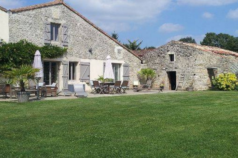 Location de vacances - Chambre d'hôtes à Ardin - Notre maison côté jardin