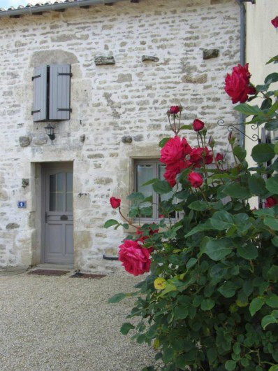 Location de vacances - Chambre d'hôtes à Ardin - Façade de notre maison côté cour