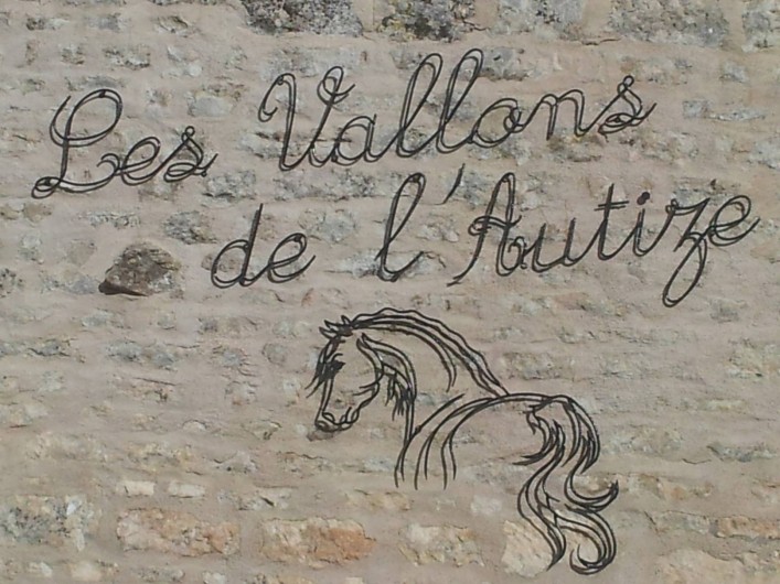 Location de vacances - Chambre d'hôtes à Ardin - Façade de notre maison côté cour