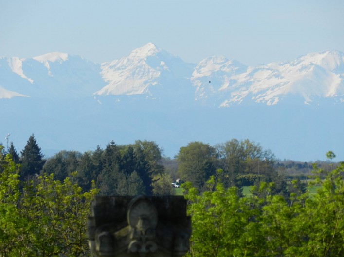 Location de vacances - Chambre d'hôtes à Saint-Thomas - Les Pyrénées vues du jardin