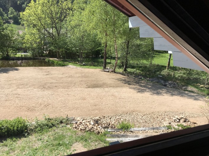 Location de vacances - Chalet à La Bresse - Vue sur l'étang depuis le lit de la mezzanine
