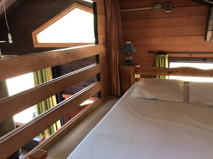 Location de vacances - Chalet à La Bresse - Lit double de la mezzanine avec rideau pour séparer du salon