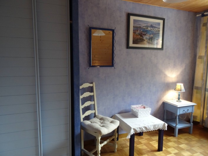 Location de vacances - Gîte à Fréland - chambre bleue placard accessoires