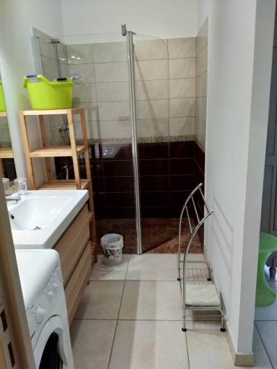 Location de vacances - Gîte à Gémenos - Salle de bain du studio avec douche italienne et lave linge