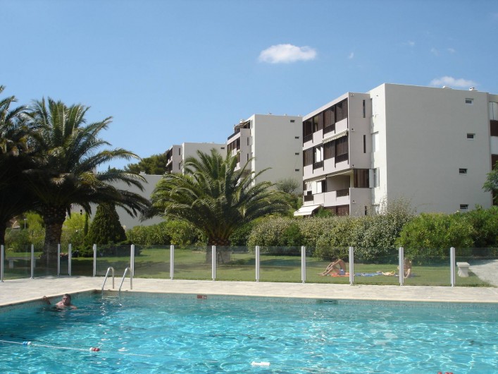 Location de vacances - Appartement à Cassis - Piscine et résidence de petits immeubles