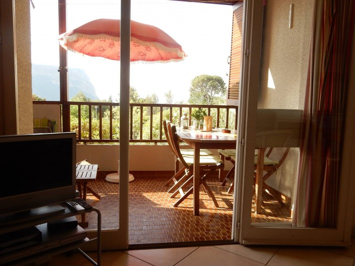Location de vacances - Appartement à Cassis - Vue du salon sur la loggia et Cap Canaille