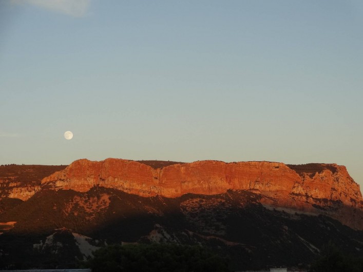 Location de vacances - Appartement à Cassis - Couché de soleil et levé de lune sur Cap Canaille vue de la loggia