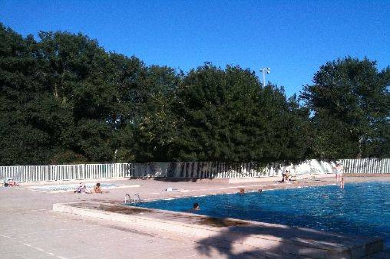 Location de vacances - Villa à Saint-Cyprien - Les 2 piscines, la grande à l'avant plan et la petite à l'arrière plans