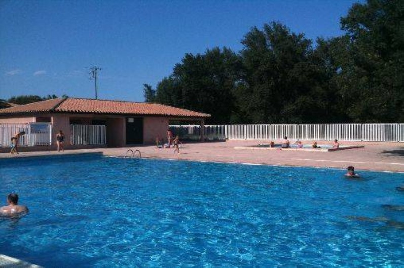 Location de vacances - Villa à Saint-Cyprien - Les 2 piscines, la grande à l'avant plan et la petite à l'arrière plan