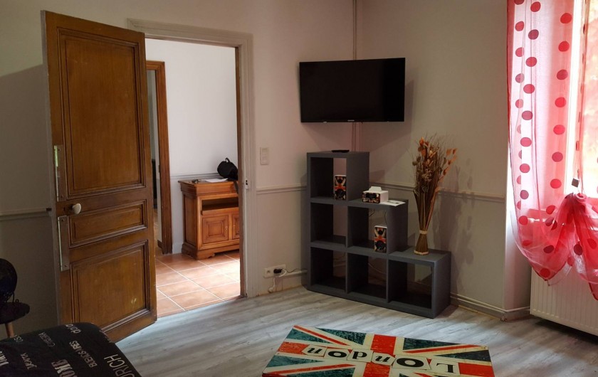 Location de vacances - Appartement à Pomas - Salon et télévision écran plat