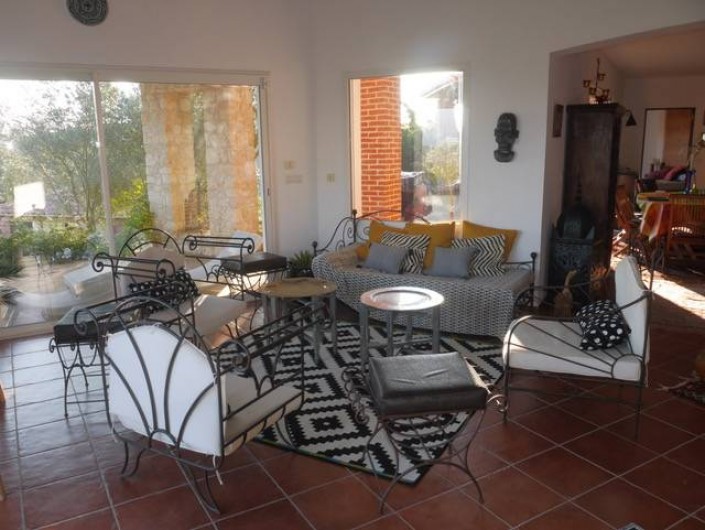 Location de vacances - Villa à Castin - Le salon, côté terrasse sud