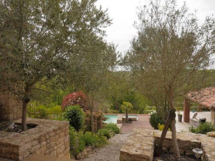Location de vacances - Villa à Castin - Vue du jardin depuis la terrasse sud, en arrière plan la piscine
