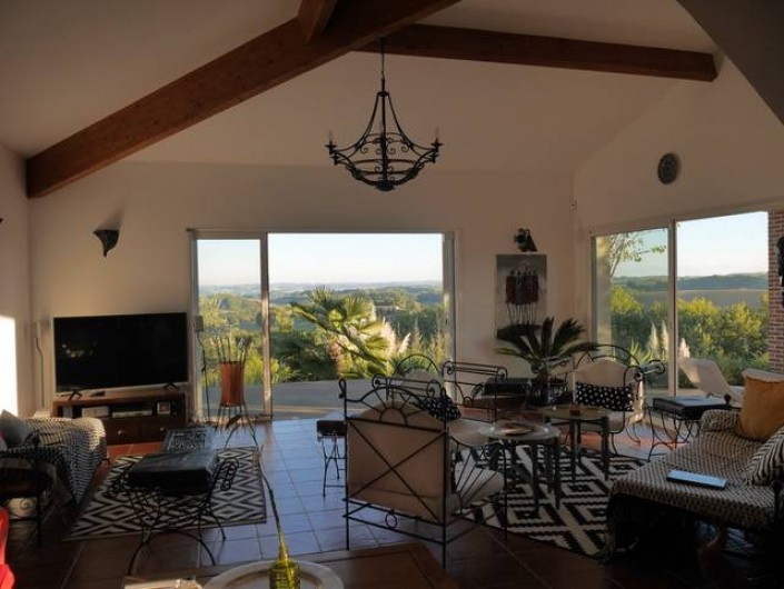 Location de vacances - Villa à Castin - Vue du salon et du jardin en arrière plan