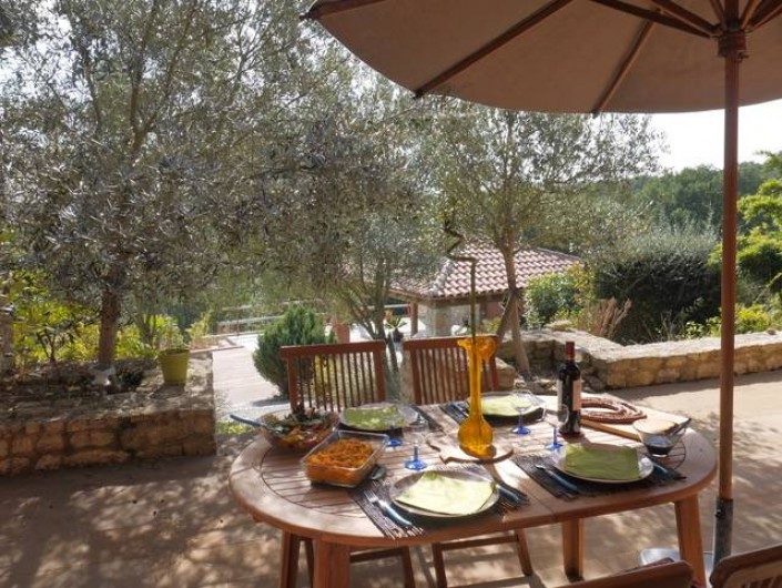 Location de vacances - Villa à Castin - Déjeuner depuis la terrasse sud, le pool house en arrière plan