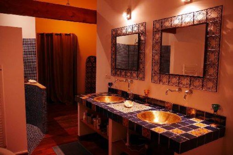 Location de vacances - Villa à Castin - Salle de bain de la suite au rez de chaussée