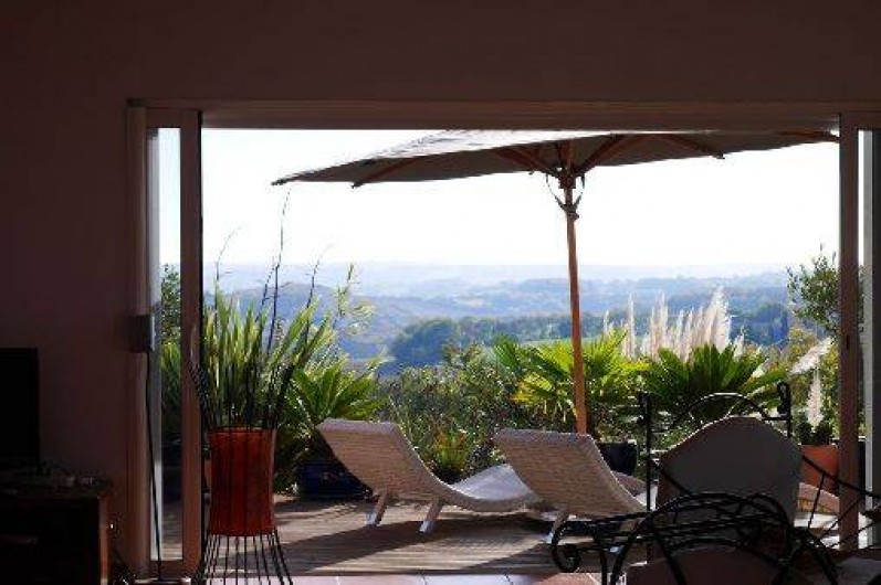 Location de vacances - Villa à Castin - Vue du salon, terrasse Est