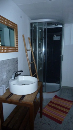 Location de vacances - Villa à Joyeuse - Salle d'eau rez de jardin