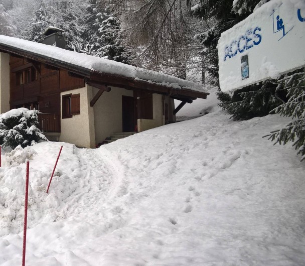 Location de vacances - Chalet à Saint-Nicolas de Véroce - Le chalet Le Faucon en hiver à 50m du départ du télésiège