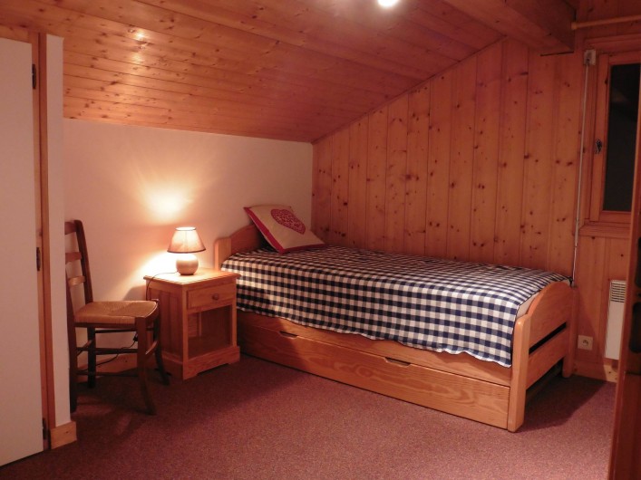 Location de vacances - Chalet à Saint-Nicolas de Véroce - La chambre avec 2 lits gigognes
