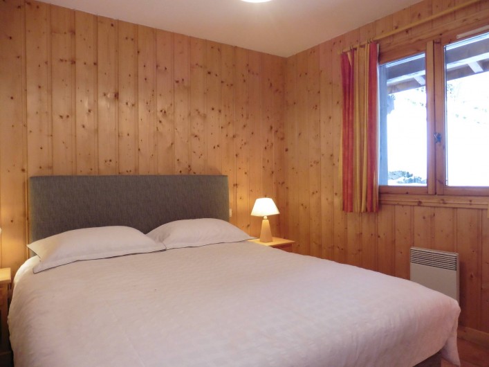 Location de vacances - Chalet à Saint-Nicolas de Véroce - La chambre avec grand lit du rez-de-chaussée