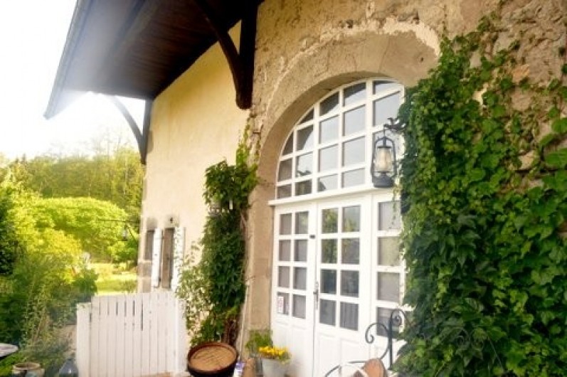 Location de vacances - Appartement à Charvonnex - une partie de la façade de la bâtisse