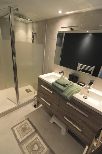 Location de vacances - Appartement à Charvonnex - salle de bain douche à l'italienne, double vasque