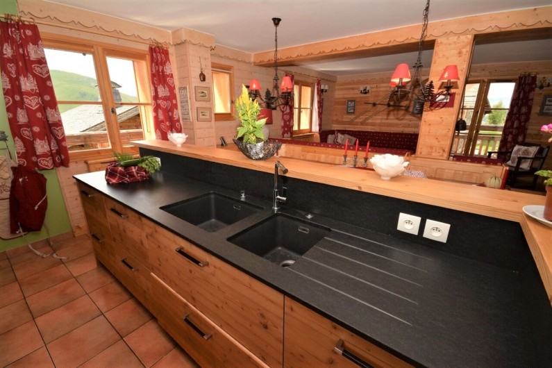 Location de vacances - Chalet à L'Alpe d'Huez - cuisine avec vue sur la salle à manger