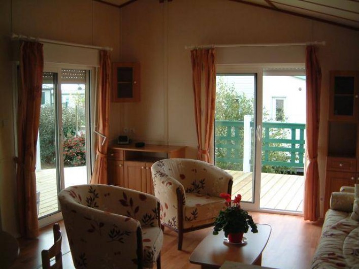Location de vacances - Camping à Brem-sur-Mer - Chalet "Grand Confort" terrasse couverte