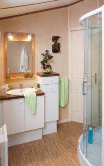 Location de vacances - Camping à Brem-sur-Mer - Chalet "Grand Confort" terrasse couverte