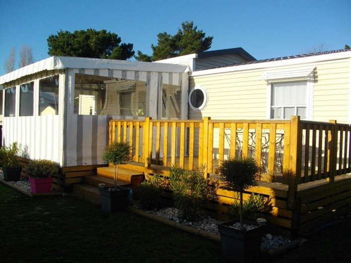 Location de vacances - Camping à Brem-sur-Mer - Mobil Home "Grand Confort" terrasse couverte
