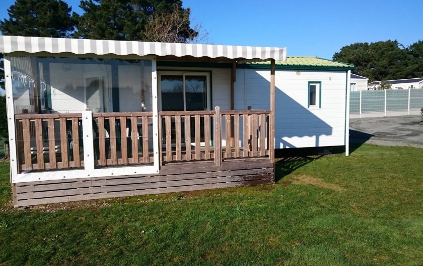 Location de vacances - Camping à Brem-sur-Mer - Mobil home "Confort" terrasse semi-fermée