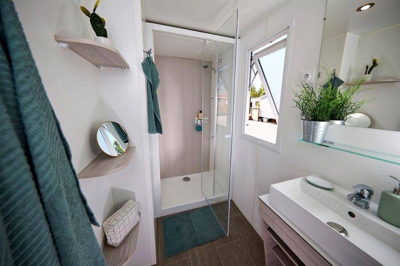 Location de vacances - Camping à Brem-sur-Mer - Mobil Home "confort" terrasse ouverte