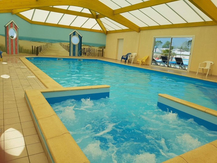 Location de vacances - Camping à Brem-sur-Mer - Piscine Intérieure