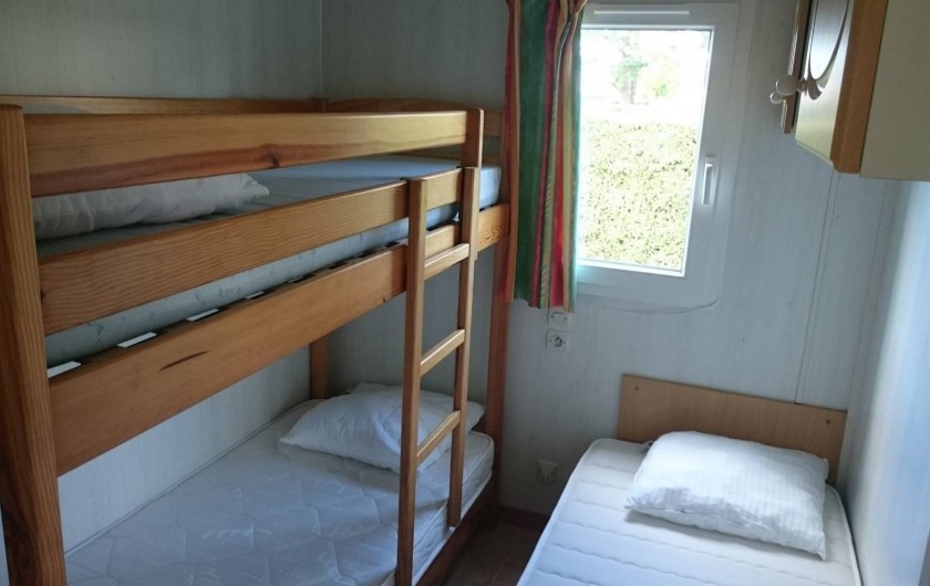 Location de vacances - Camping à Brem-sur-Mer - Mobil home "Confort" terrasse semi-fermée