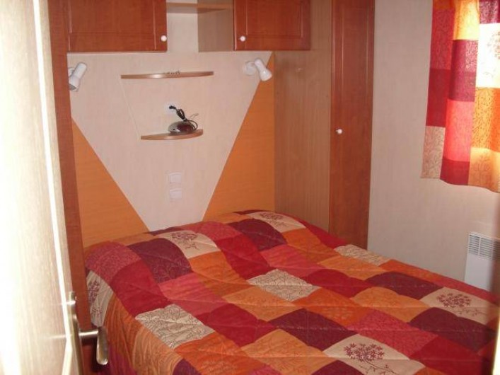 Location de vacances - Camping à Brem-sur-Mer - Mobil home "Confort" terrasse semi-fermée