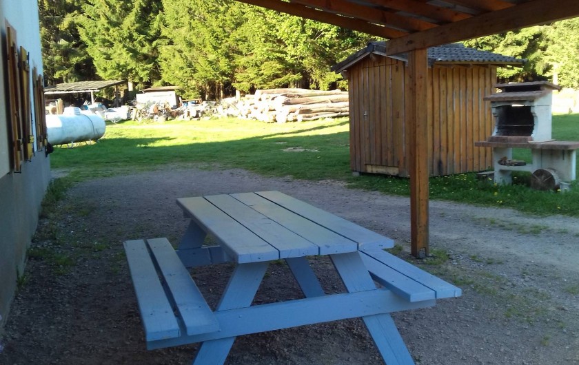 Location de vacances - Appartement à Corcieux - table avec barbecue