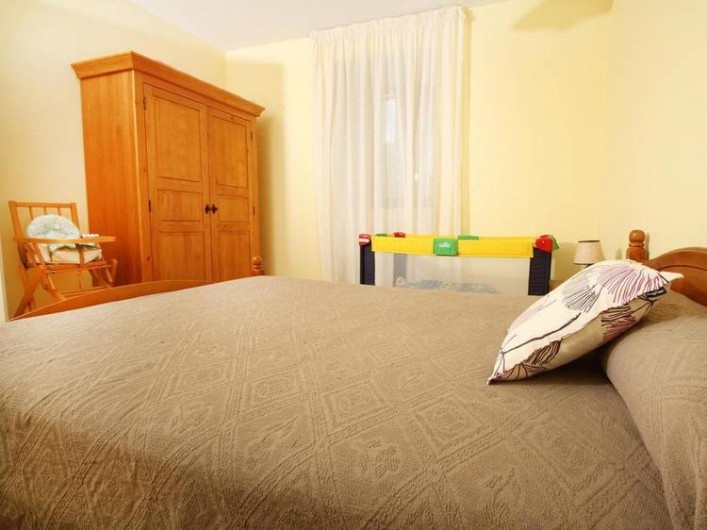 Location de vacances - Gîte à Saint-Étienne-de-Serre - Grande chambre avec lit pour bébé
