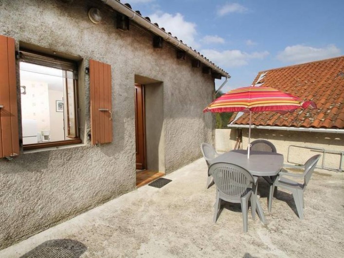 Location de vacances - Gîte à Saint-Étienne-de-Serre - Terrasse et salon de jardin