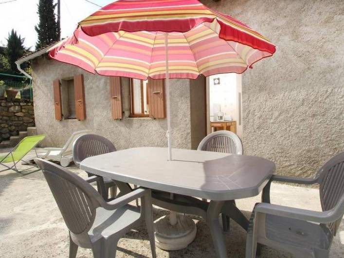 Location de vacances - Gîte à Saint-Étienne-de-Serre - Terrasse et salon de jardin