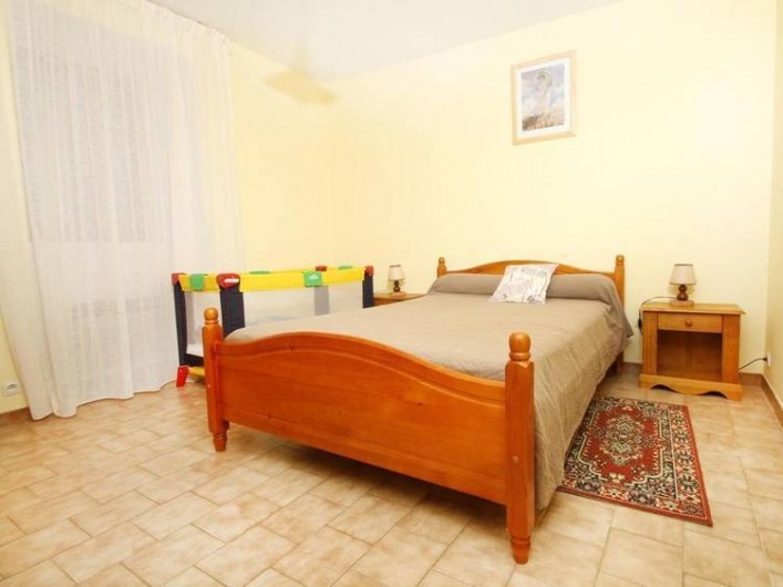 Location de vacances - Gîte à Saint-Étienne-de-Serre - Grande chambre avec lit pour bébé