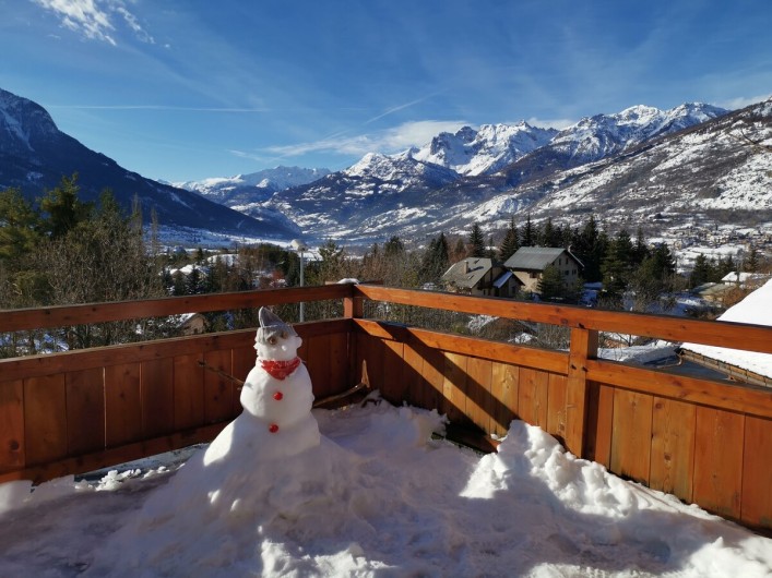 Location de vacances - Chalet à Briançon - Vue de la terrasse et bonhomme de neige