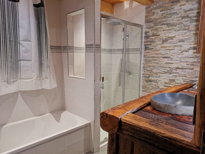 Location de vacances - Chalet à Briançon - La salle de bain ,lavabo en pierre noir ,baignoire et douche