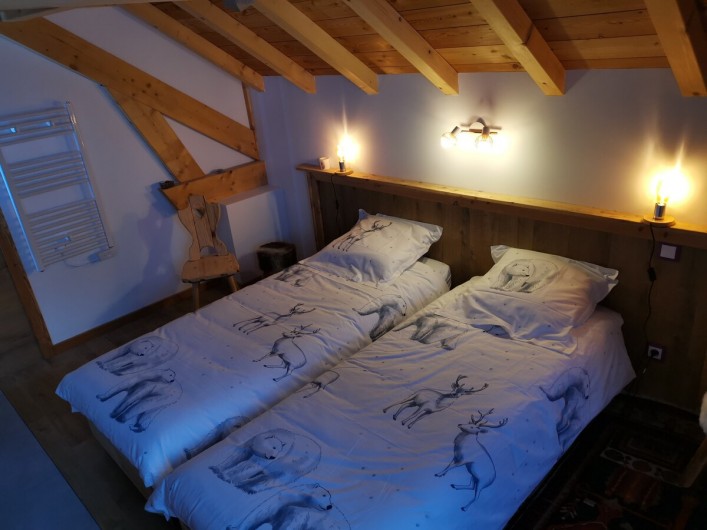 Location de vacances - Chalet à Briançon - Deuxième chambre en duplex avec des lits simples