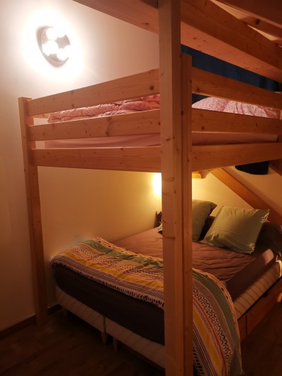 Location de vacances - Chalet à Briançon - 4éme chambre avec ses lits superposés en 140 cm de larges