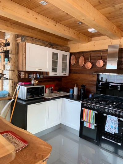 Location de vacances - Chalet à Briançon - La cuisine entièrement équipée ouverte sur la pièce à vivre