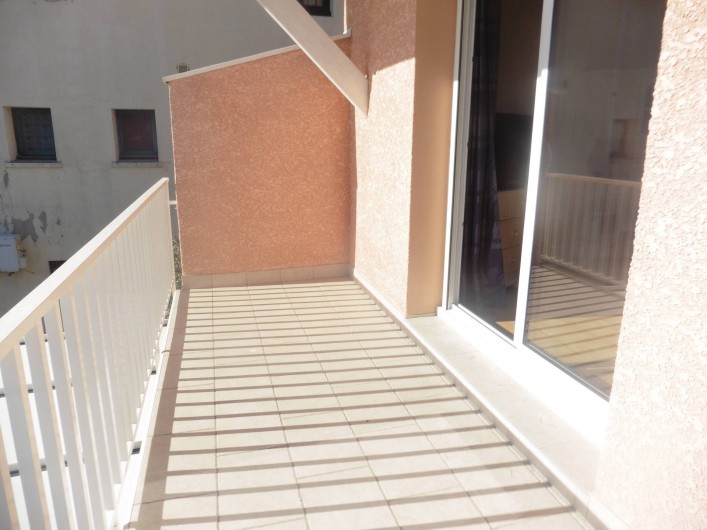 Location de vacances - Appartement à Le Grau d'Agde - terrasse avec une table pliante et chaises