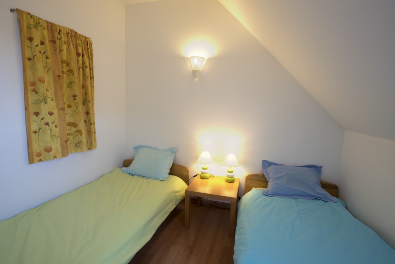 Location de vacances - Maison - Villa à Rosheim - Petite chambre - deux lits simples 90x190cm - placard de rangement