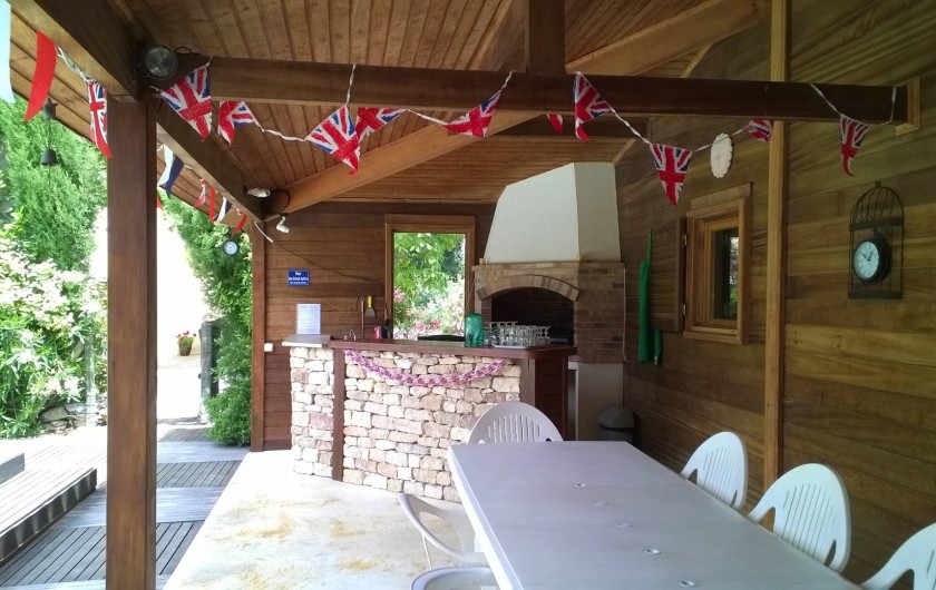 Location de vacances - Gîte à Caumont-sur-Durance - Barbecue/salle à manger au bord de la piscine