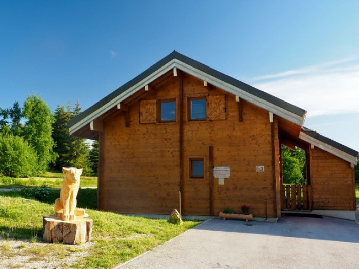 Location de vacances - Chalet à La Pesse - côté nord avec la louve et le parking 3 places