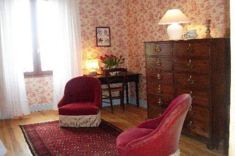 Location de vacances - Maison - Villa à Mirannes - Chambre framboise, 2 fauteuils, commode